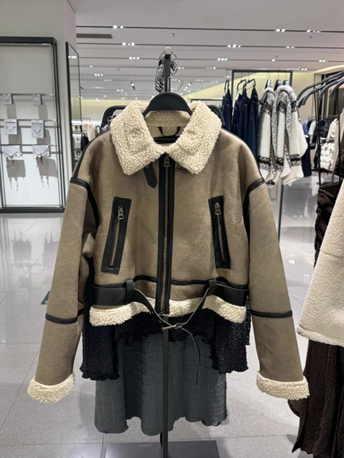 Chaqueta de mujer reversible de Zara en borreguito sintético - Camel