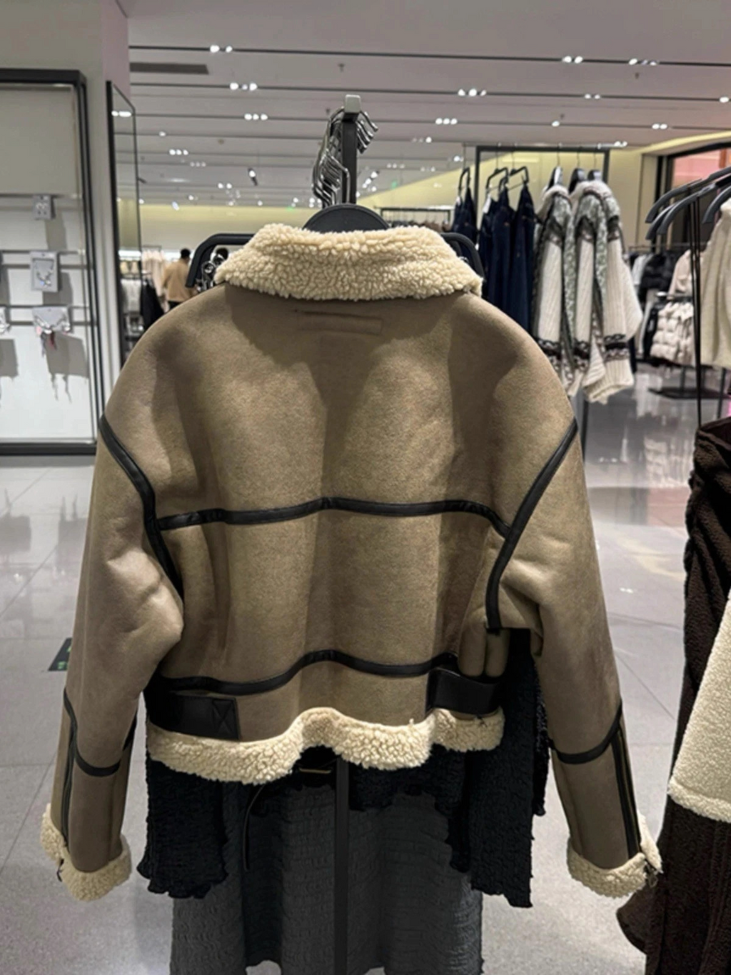 Chaqueta de mujer reversible de Zara en borreguito sintético - Camel