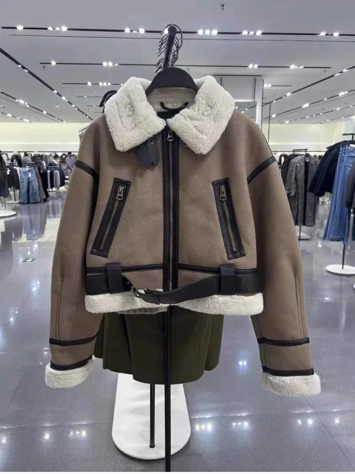 Chaqueta de mujer reversible de Zara en borreguito sintético - Camel