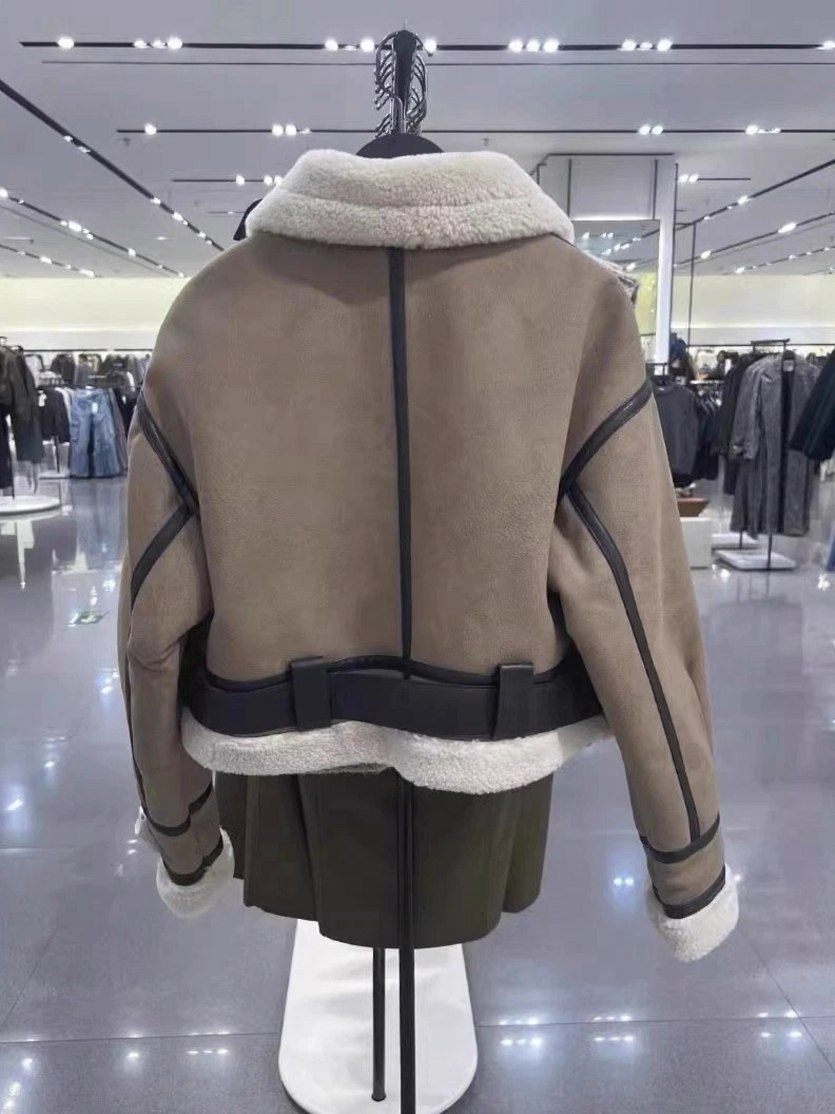 Chaqueta de mujer reversible de Zara en borreguito sintético - Camel