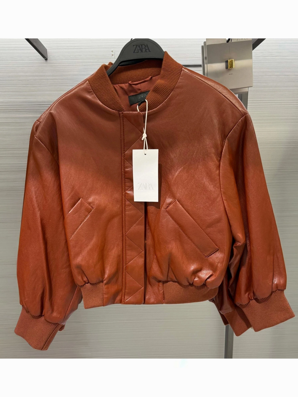 Chaqueta bomber con hombreras efecto piel de Zara