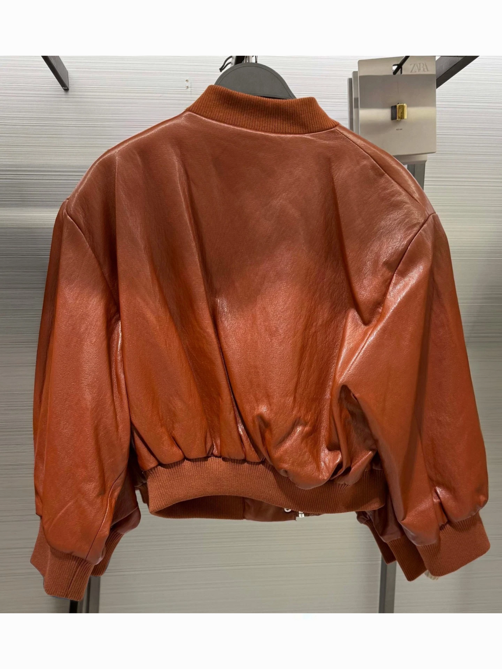 Chaqueta bomber con hombreras efecto piel de Zara